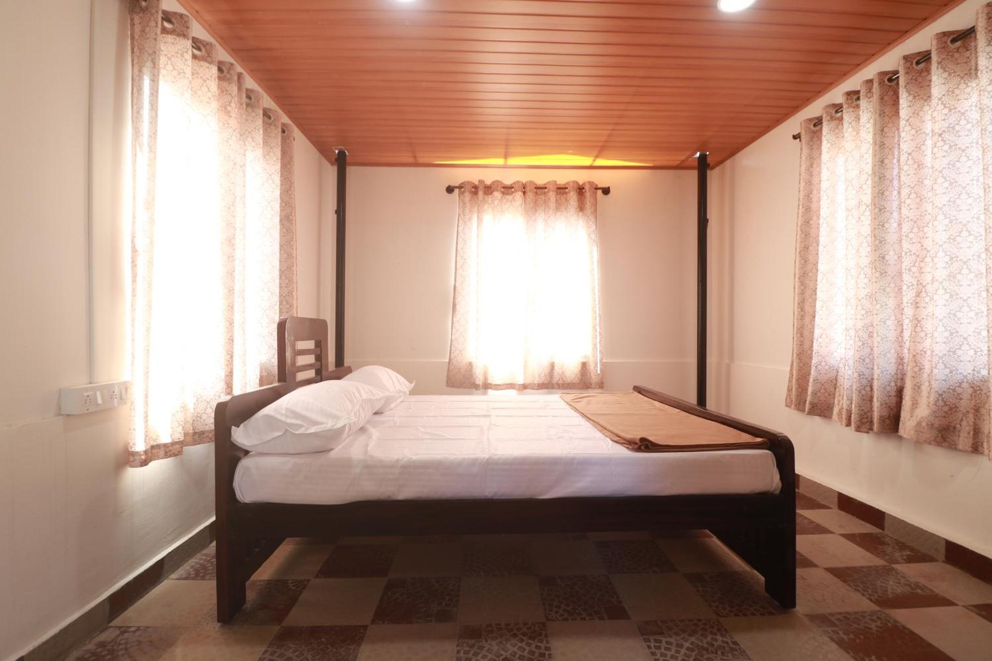 Flintstone Home Kushālnagar Exterior foto