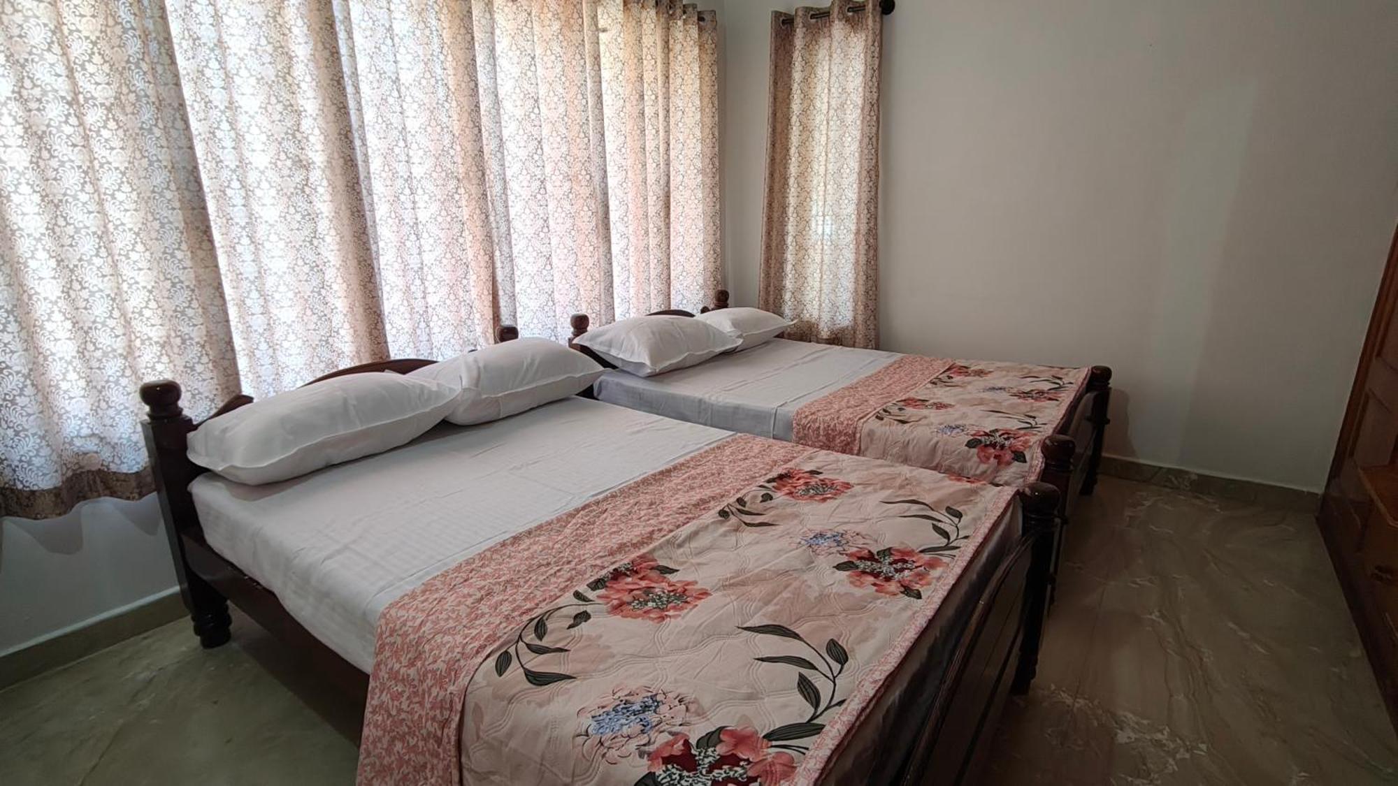 Flintstone Home Kushālnagar Exterior foto